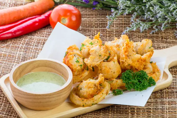 Gebakken inktvis ringen met groene hete pittige saus, Thaise keuken — Stockfoto