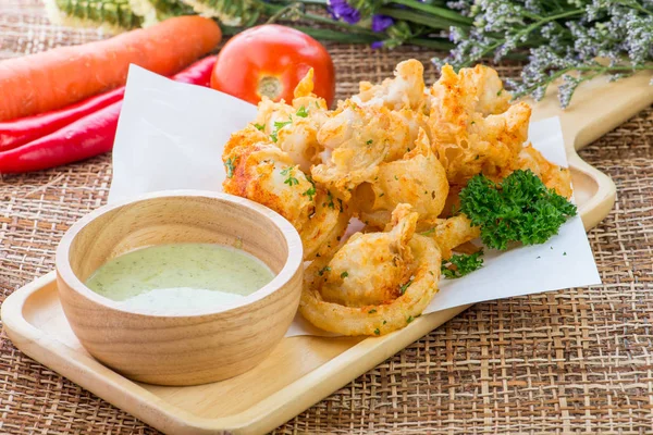 Gebakken inktvis ringen met groene hete pittige saus, Thaise keuken — Stockfoto