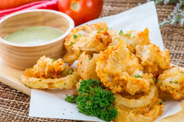 Gebakken inktvis ringen met groene hete pittige saus, Thaise keuken — Stockfoto