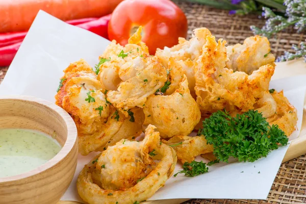 Gebakken inktvis ringen met groene hete pittige saus, Thaise keuken — Stockfoto