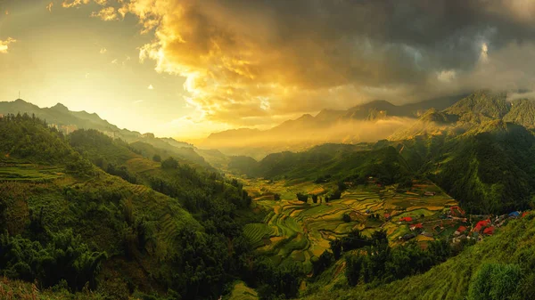 Montagne Fansipan con terrazze di risone a Sapa, Vietnam Ric — Foto Stock