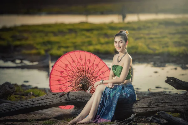 Vacker Kvinna Traditionell Klänning Kostym Asiatisk Kvinna Bär Typiska Thailändska — Stockfoto