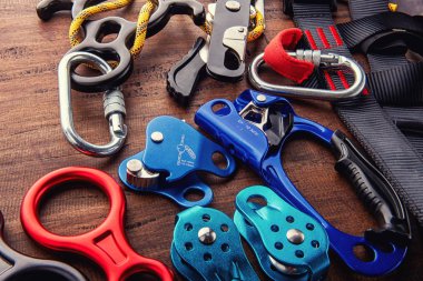 Dağ gezisi ya da kurtarma ekipmanları.