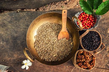 Robusta, Arabica, kahve dutları, kahve çekirdekleri. Metnin için kopyalama alanı olan üst görünüm