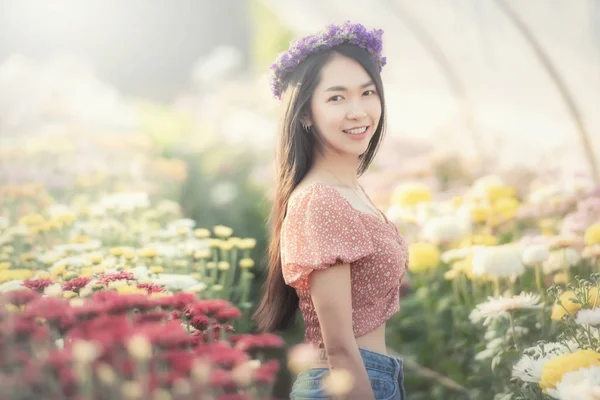 Vacker ung kvinna resenär ser blommor fält sitter på — Stockfoto
