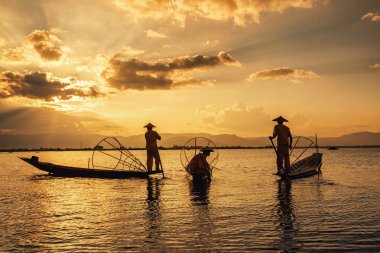 Intha Birmanyalı balıkçılar Inle Gölü, Shan State, Myanmar 'da geleneksel balık avlıyorlar.