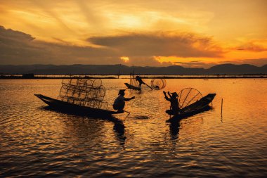 Intha Birmanyalı balıkçılar Inle Gölü, Shan State, Myanmar 'da geleneksel balık avlıyorlar.
