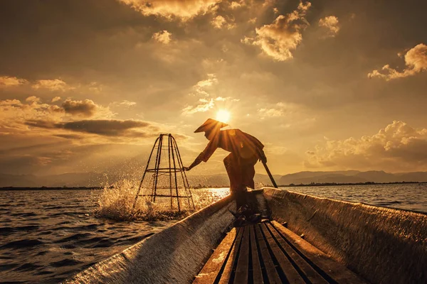 Intha Pescatori Birmani Barca Pescare Pesce Tradizionale Lago Inle Shan — Foto Stock