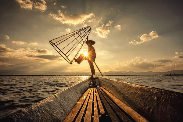 Intha Burmesische Fischer Auf Einem Boot Beim Traditionellen Fischfang Inle — Stockfoto