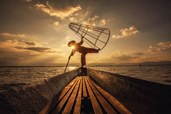 Intha Birmanyalı balıkçılar Inle Gölü, Shan State, Myanmar 'da geleneksel balık avlıyorlar.