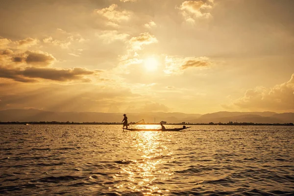 Intha Barmští Rybáři Lodi Loví Ryby Tradiční Inle Lake Shan — Stock fotografie