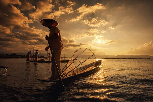 Intha Pescatori Birmani Barca Pescare Pesce Tradizionale Lago Inle Shan — Foto Stock