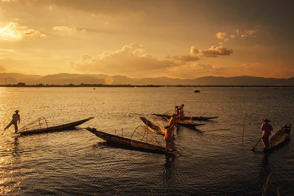 Intha Birmaanse Vissers Een Boot Die Traditionele Vis Vangen Aan — Stockfoto