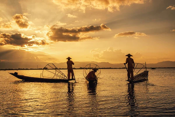 Intha Barmští Rybáři Lodi Loví Ryby Tradiční Inle Lake Shan — Stock fotografie