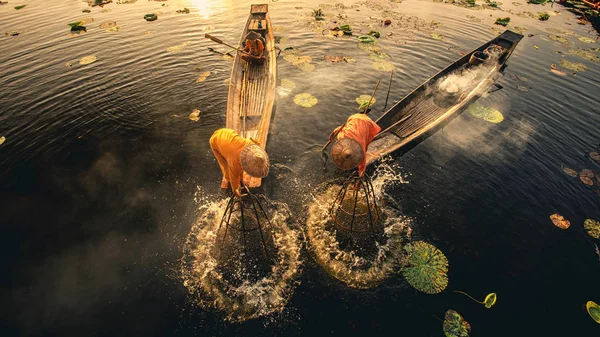 Intha Barmští Rybáři Lodi Chytání Ryb Tradiční Inle Lake Shan — Stock fotografie