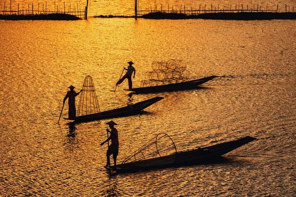 Бирманские Рыбаки Лодке Ловят Рыбу Традиционную Озера Инле Штат Шань — стоковое фото