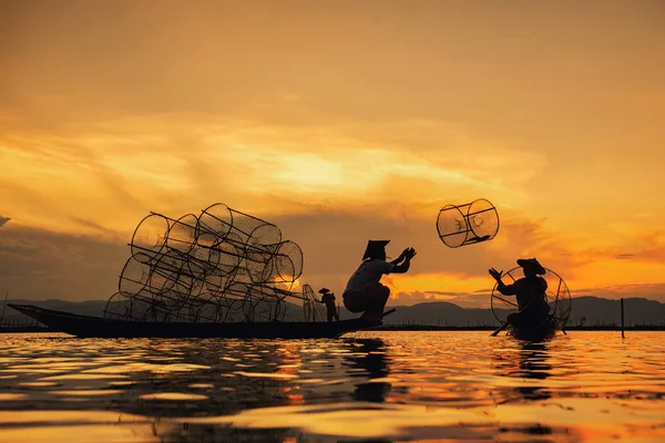 Intha Barmští Rybáři Lodi Loví Ryby Tradiční Inle Lake Shan — Stock fotografie