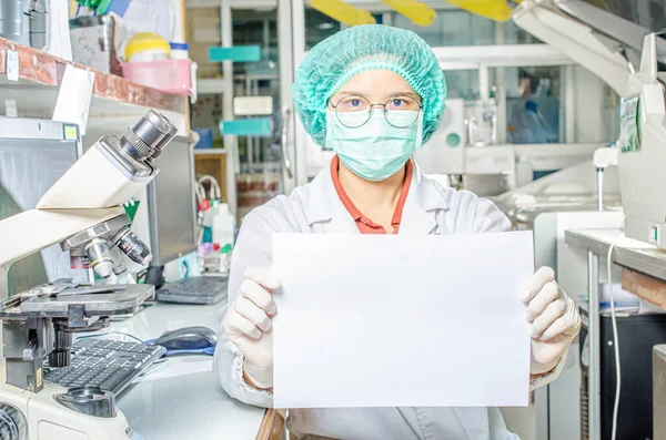 Medico Asiatico Ospedale Indossare Maschere Mediche Possesso Carta Testo Controllo — Foto Stock