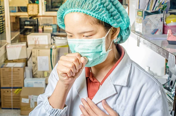 Laboratorio Tecnico Scienziato Sensazione Malessere Virus Influenzale Tosse Indossare Maschera — Foto Stock