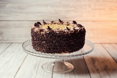 Koyu çikolata vegan kek şekerler ve ahşap backgr fındık