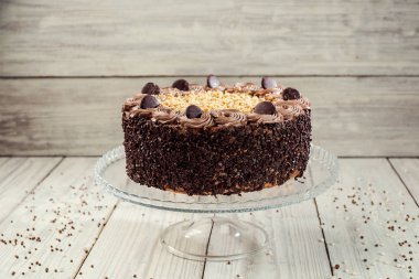 Koyu çikolata vegan kek şekerler ve ahşap backgr fındık