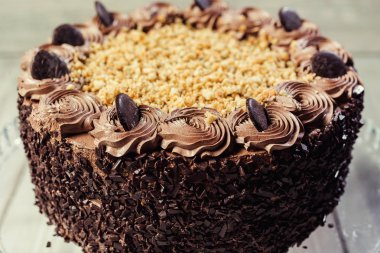 Koyu çikolata vegan kek şekerler ve ahşap backgr fındık