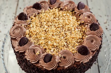 Koyu çikolata vegan kek şekerler ve ahşap backgr fındık