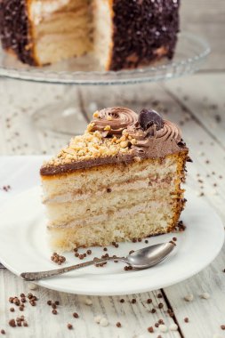 Koyu çikolata vegan kek şekerler ve ahşap backgr fındık