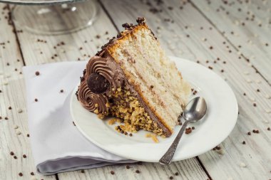 Koyu çikolata vegan kek şekerler ve ahşap backgr fındık