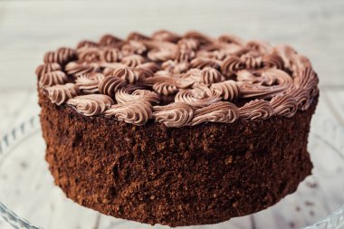 Koyu çikolata vegan kek şeker ve krema ahşap backg üzerinde