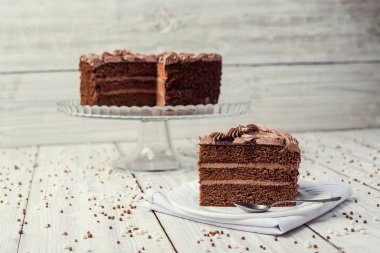 Koyu çikolata vegan kek şeker ve krema ahşap backg üzerinde