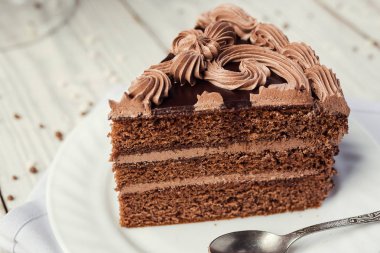 Koyu çikolata vegan kek şeker ve krema ahşap backg üzerinde