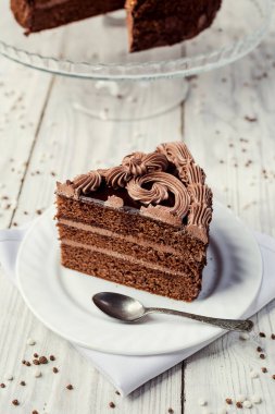 Koyu çikolata vegan kek şeker ve krema ahşap backg üzerinde