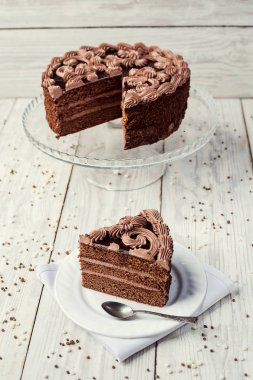 Koyu çikolata vegan kek şeker ve krema ahşap backg üzerinde