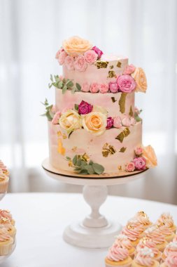 Beyaz ses tonuyla Festival çok katlı pasta düğün