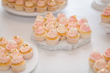 çikolata cupcakes ve diğer tatlılar/şekerler, iyi ki doğdun kavramı ile lezzetli tatlı büfesi tarafından dekore edilmiş