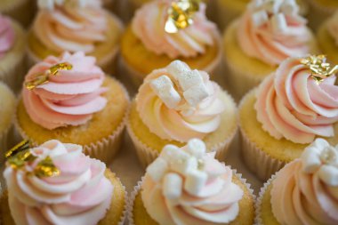 çikolata cupcakes ve diğer tatlılar/şekerler, iyi ki doğdun kavramı ile lezzetli tatlı büfesi tarafından dekore edilmiş