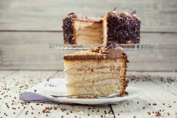 黑巧克力素食蛋糕用糖果和坚果在木 backgr — 图库照片