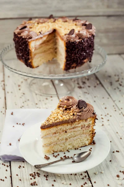 Koyu çikolata vegan kek şekerler ve ahşap backgr fındık