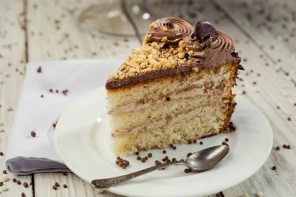 Gâteau végétalien au chocolat noir avec des bonbons et des noix sur backgr en bois — Photo