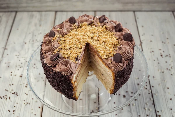 Pastel vegano de chocolate negro con caramelos y nueces en respaldo de madera — Foto de Stock