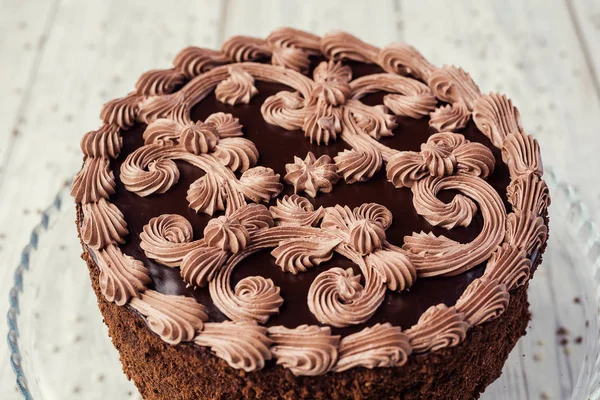 黑巧克力素食蛋糕与糖果和奶油在木 backg — 图库照片