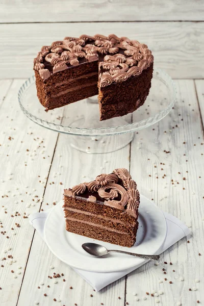 Koyu çikolata vegan kek şeker ve krema ahşap backg üzerinde