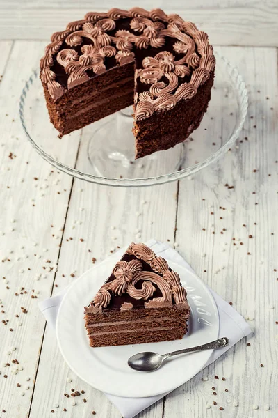 Koyu çikolata vegan kek şeker ve krema ahşap backg üzerinde