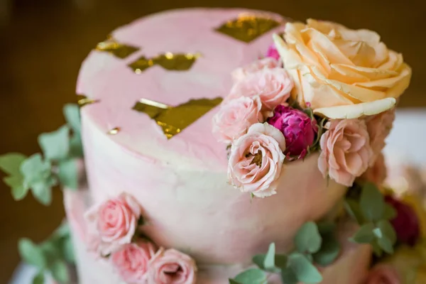 Pastel de boda festivo de varios pisos en tono blanco —  Fotos de Stock