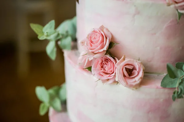 Γαμήλια εορταστικές πολυόροφη τούρτα σε λευκό τόνο — Φωτογραφία Αρχείου