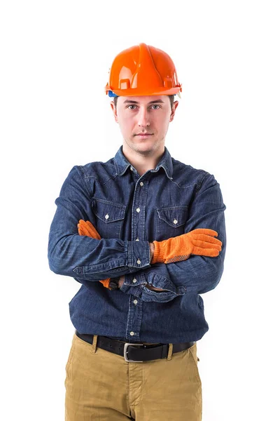 Retrato de reparador (construtor) em pé capacete com os braços cruzados isolado sobre fundo branco — Fotografia de Stock