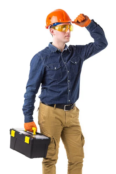 Retrato de reparador (construtor) em capacete e com caixa de ferramentas em mãos isoladas sobre fundo branco — Fotografia de Stock