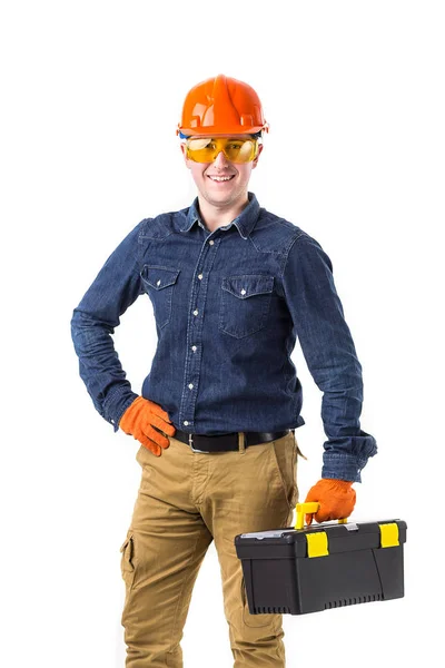 Портрет улыбающегося ремонтника (строителя) в шлеме и с ящиком инструментов в руках, изолированным на белом фоне — стоковое фото