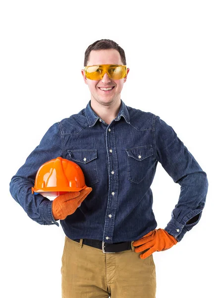 Retrato del reparador sonriente (constructor) en casco de pie con los brazos cruzados aislados sobre fondo blanco —  Fotos de Stock